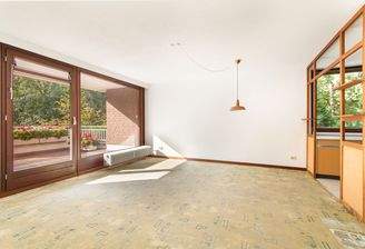 Großzügiger Wohnbereich mit Zugang zum sonnigen Südwest-Balkon