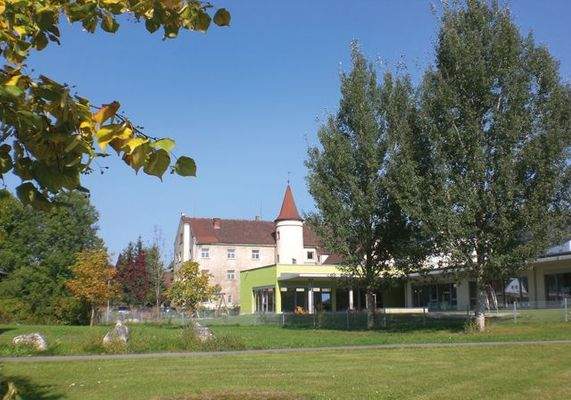 Schloss und davor Kindergarten