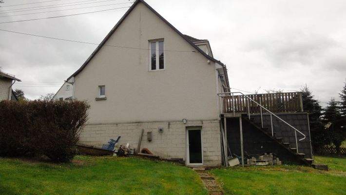 Seitenansicht mit Außenteppe