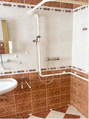 Wannenbadezimmer mit bodengleicher Dusche