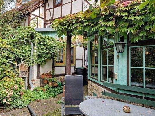 Kleiner verwunschener Garten / Blick zur Kirche