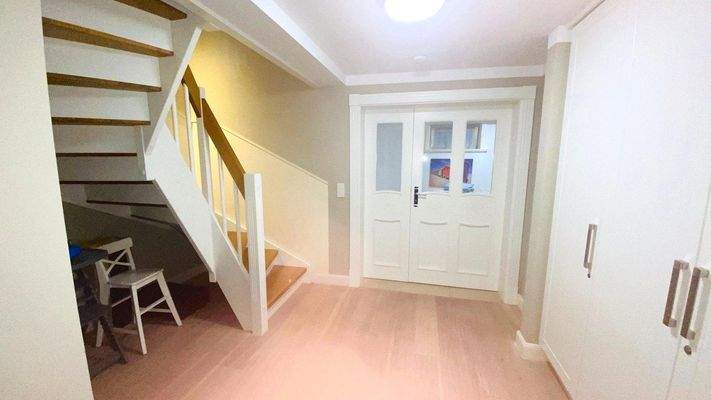 Flur im UG mit Einbauschränken