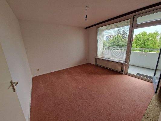 Schlafzimmer mit Zugang Loggia.jpg