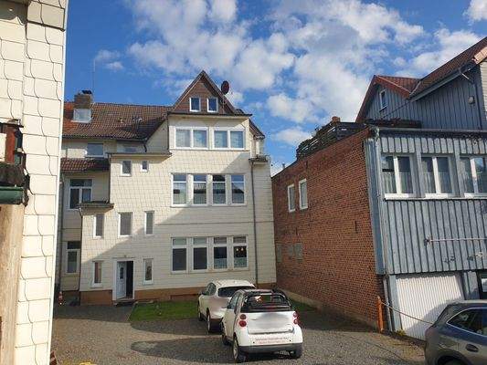 Rückseite, Westfassade mit Parkplätzen