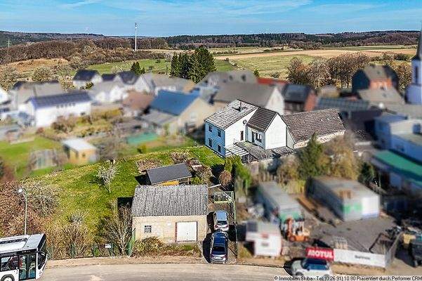 große Wiese und Nebengebäude hinten