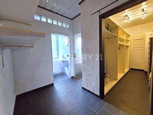 Vorraum zum Bad im mit begehbarem Kleiderschrank