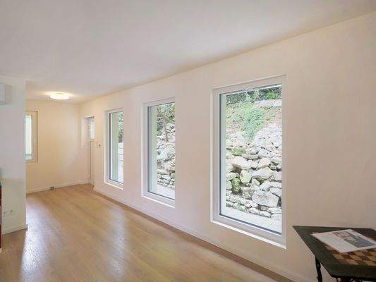 Barrierefreier Eingangsbereich mit bodentiefen Fenstern