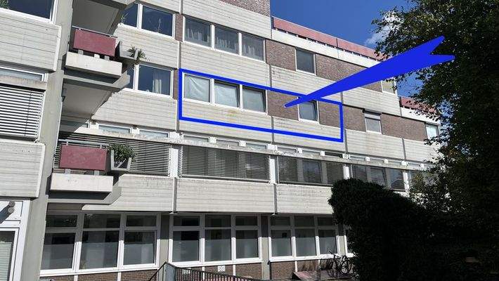 rückwärtige Ansicht der Wohnung vom Parkplatz