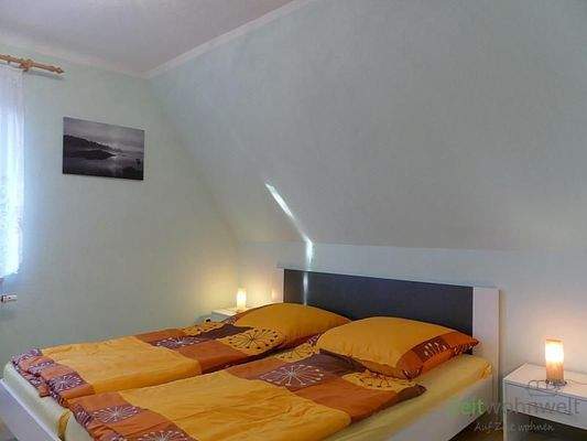 Doppelbett im Schlafzimmer