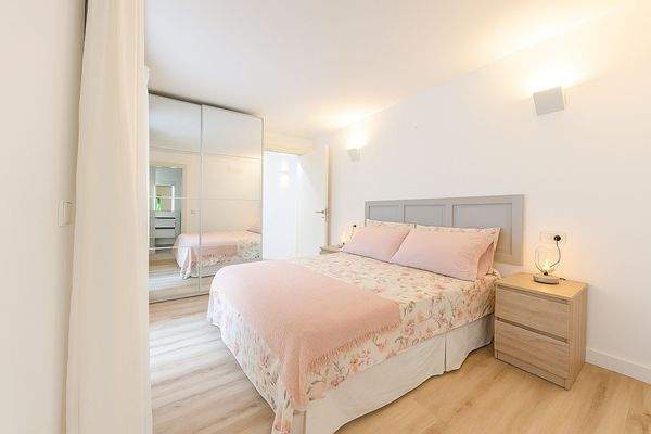 Drittes Doppelschlafzimmer mit Einbauschrank und hellen Akzenten