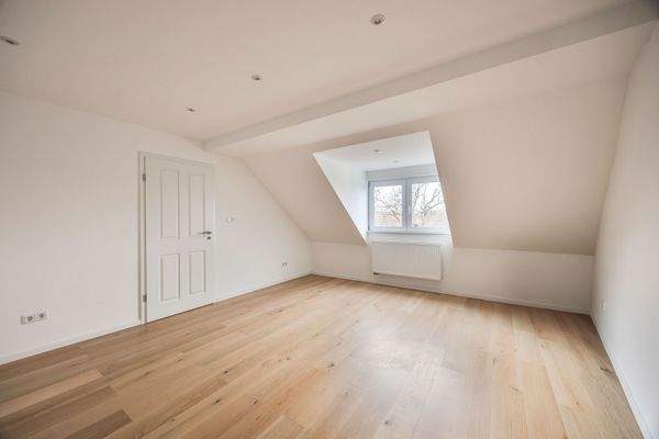 Großzügiges Schlafzimmer mit viel Tageslicht und angenehmer Wohnatmosphäre