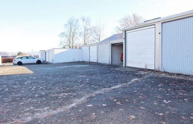 Garage mit Stellplatz