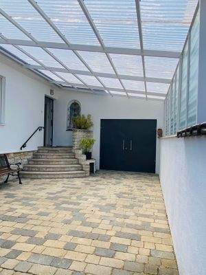 Einfahrt mit Garage.jpg