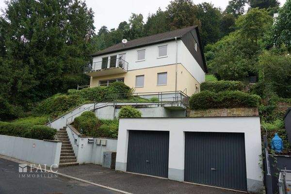 Wohnhaus mit Doppelgarage