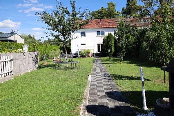 Garten mit Blick zum Haus