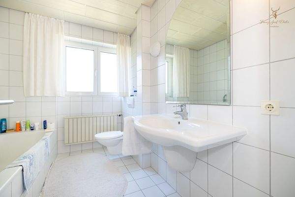 großes Badezimmer mit Badewanne und Dusche