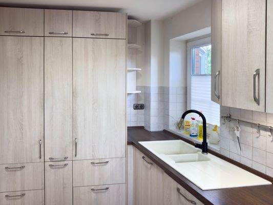 Küche mit Kühl-/Gefrierkombination