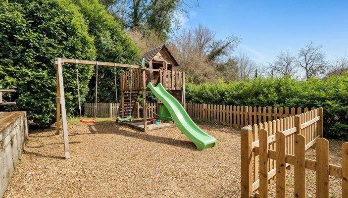 Privater Spielplatz im Garten