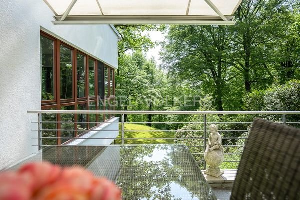 Weitläufiger Blick von der an den Wohn-/Essbereich angrenzenden Terrasse