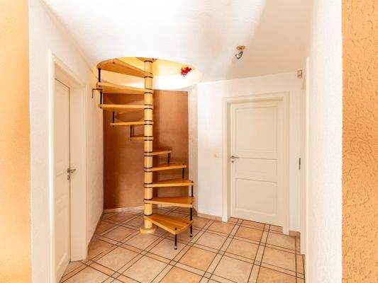 Treppenaufgang zum ausgebauten Dachboden mit zwei Schlafzimmern 