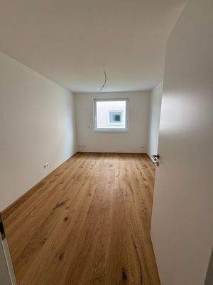 Leeres Zimmer mit Holzfußboden