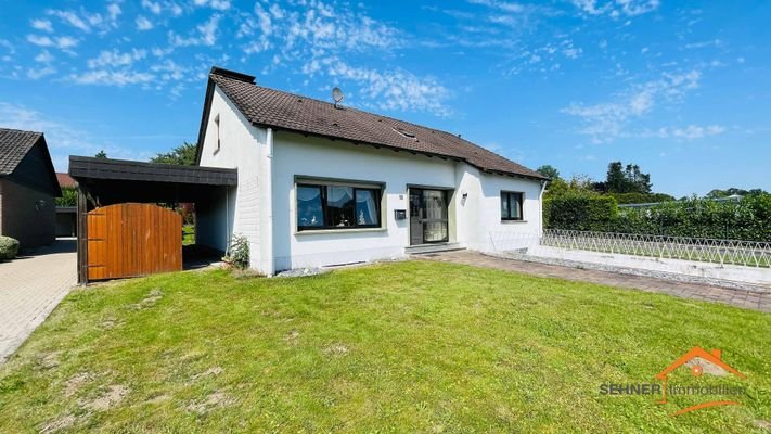 Vorderansicht des Hauses, Carport