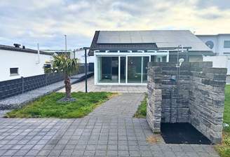 Häusle mit großem Grundstück und Lagerhalle