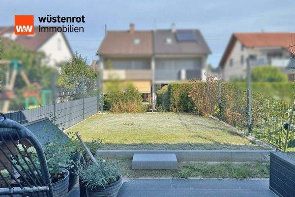 Terrasse mit kleiner Grünfäche
