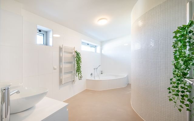 Masterbadezimmer mit Dusche und Eckbadewanne