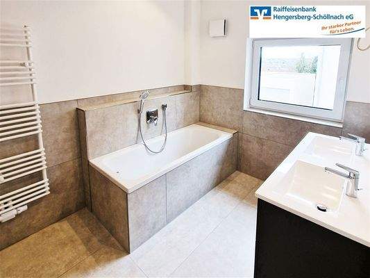 Bad OG-Doppelwaschtisch und Badewanne-linke DHH