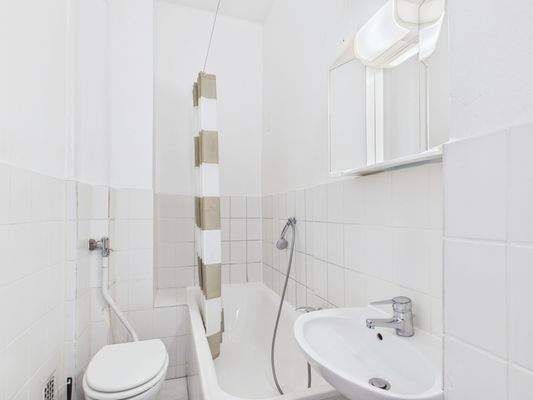 Helles Bad mit Badewanne!