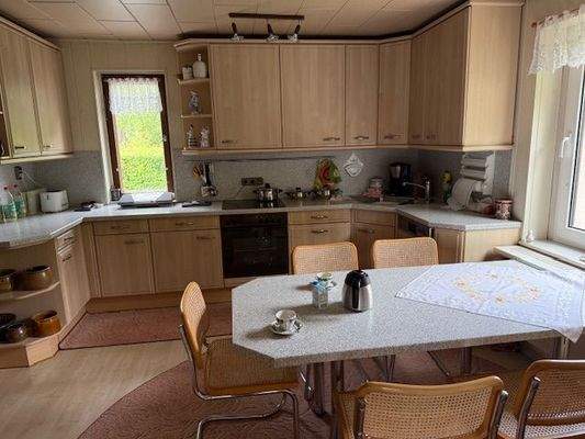 Gemütliche Küche mit Tisch