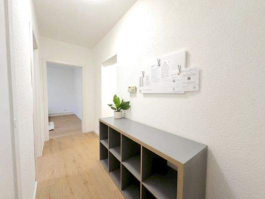 Langer Flur mit Regal