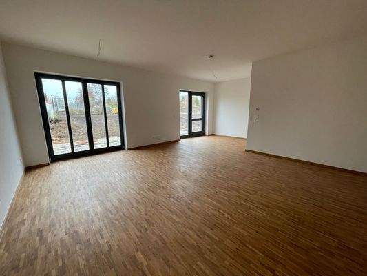 offener Wohnbereich mit Zugang zur Terrasse.jpeg