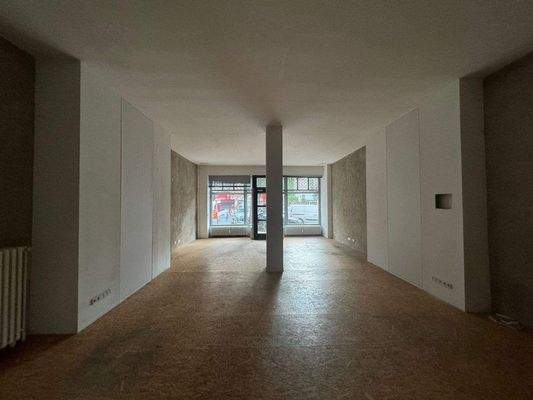 Innenraum, vorn zur Straße