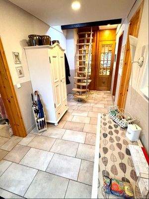 Flur mit Raumspartreppe