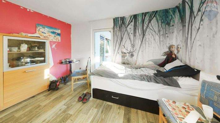 Kinderzimmer_mit_Zugang_zum_Balkon_1