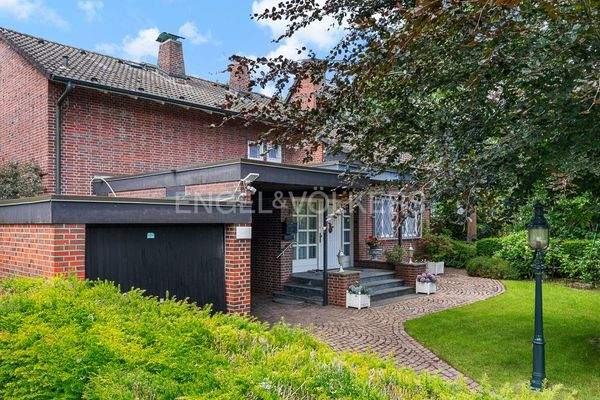 Garage und Carport auf dem Grundstück
