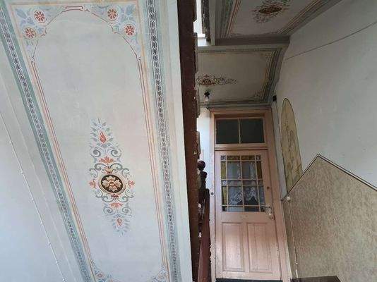 Treppenhaus mit historischer Malerei