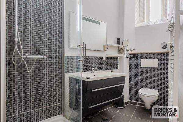 Modernes Tageslicht-Badezimmer