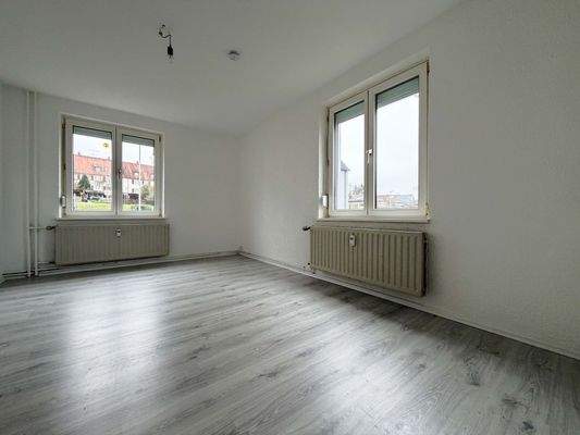 Essen / Arbeiten / Gäste: durch zwei große Fenster ist der Raum hell und flexibel nutzbar 