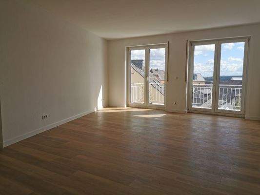 Wohnzimmer mit Balkon.jpg