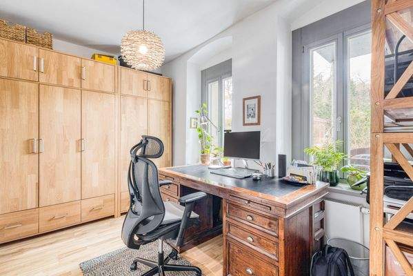 Arbeitszimmer mit Gartenblick