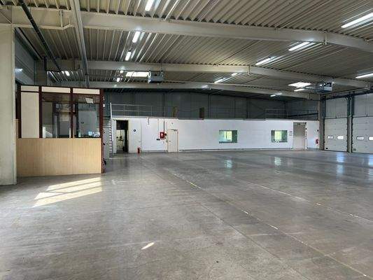 Halle Richtung Büro-Mezzanin