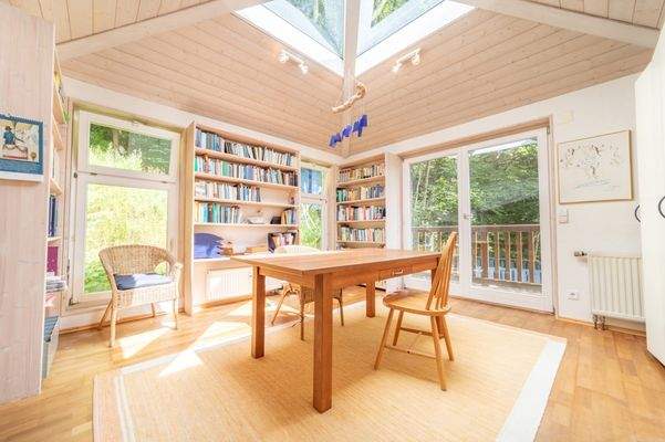 DG_Zimmer mit Glaskuppel und Zugang Garten