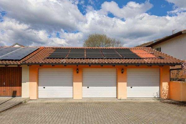 Garage und Stellplätze