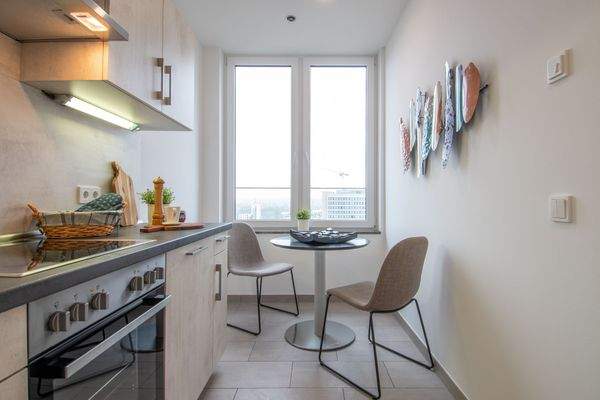 Beispiel einer Küche mit Einbauküche und Essbereich