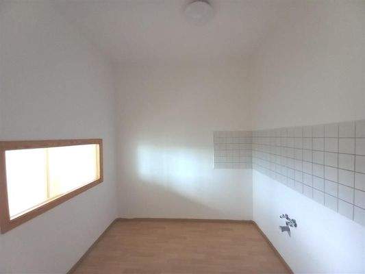 Helle Küche mit Fenster