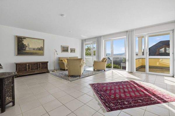 lichtdurchflutetes Wohnzimmer