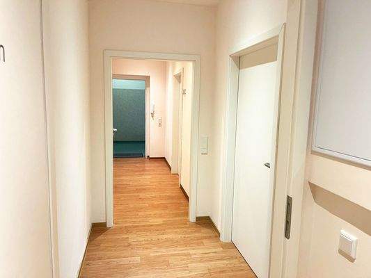 Flur 1. OG Praxis klein